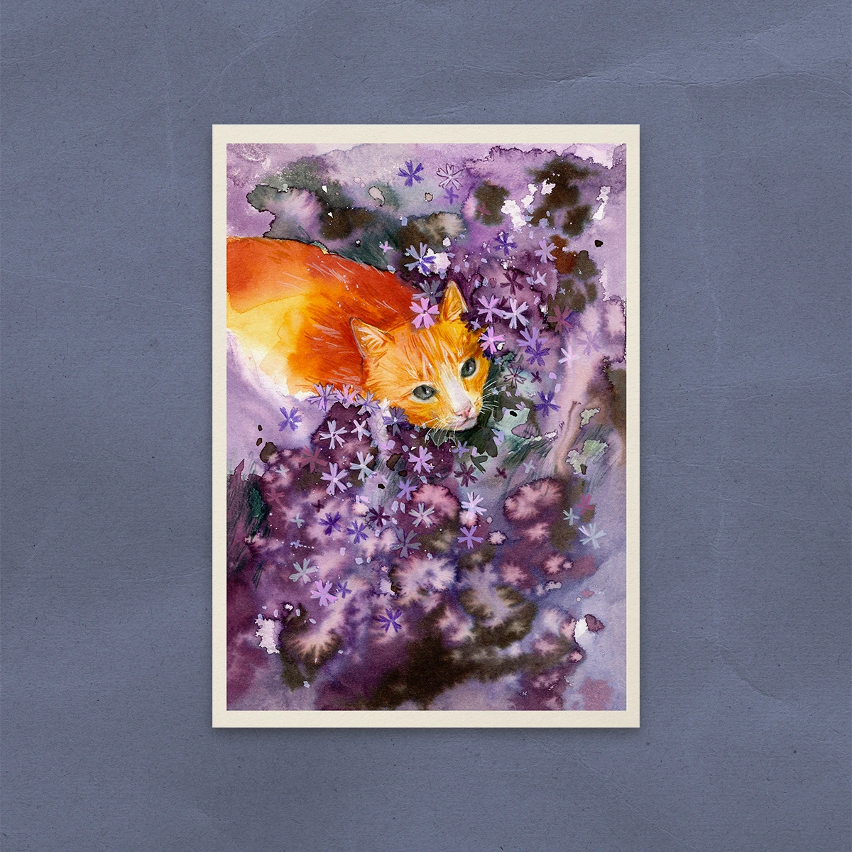 Postal Gato en Jardín de Geranios